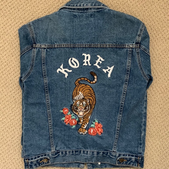 ✨ Forever 21 Oversized Embroidered Denim Jacket ✨ - Picture 2 of 5